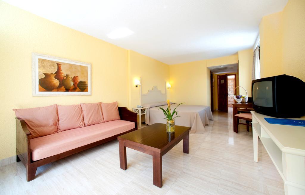 Grupotel Ibiza Beach Resort - Adults Only Портинакс Стая снимка
